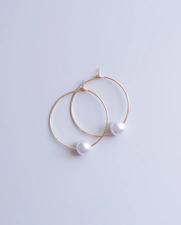 Elegant Pearl Accent Gold Hoop- náušnice