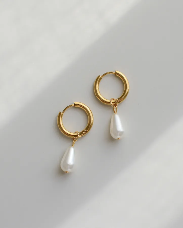 Elegant Pearl Drop Hoop Gold - náušnice