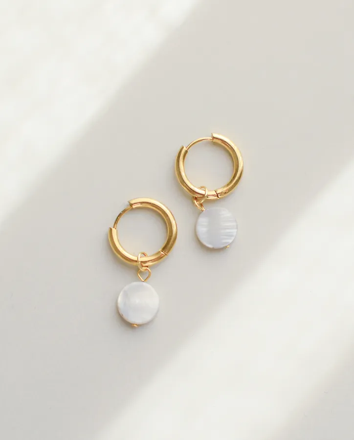 Elegant Gold Hoop Earrings with Pearl Pendants -Náušnice