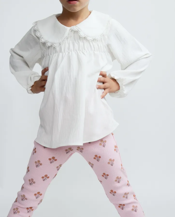 White shirt, lace collar, elasticated sleeves