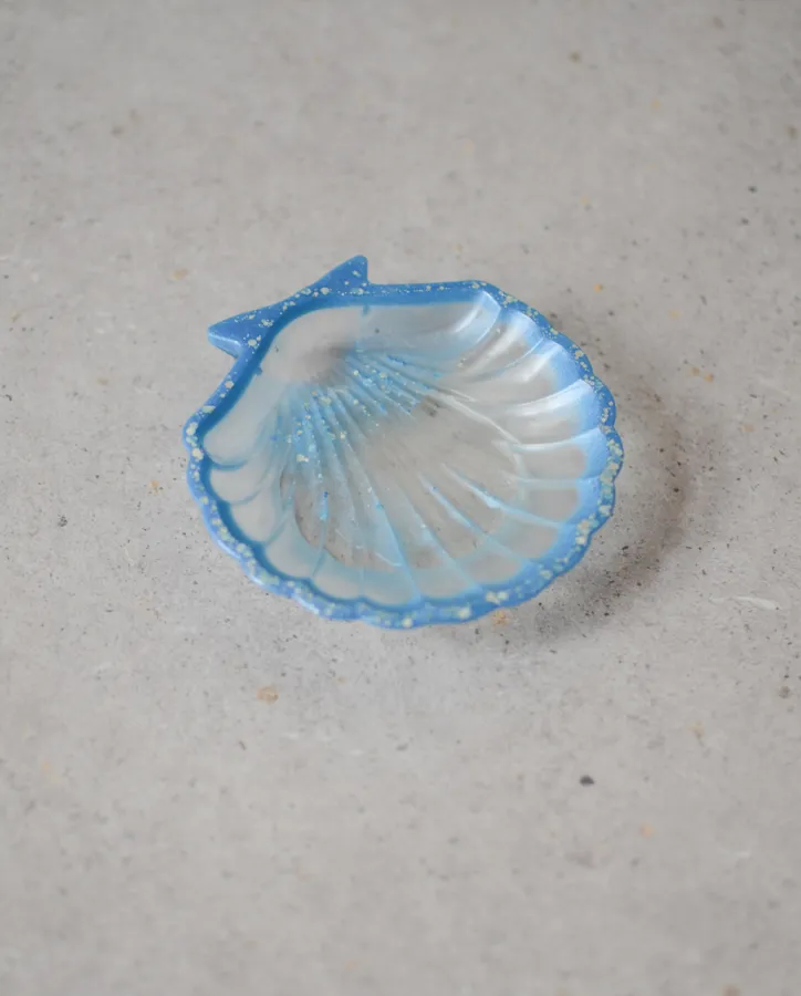 Pryskyřicová mušle na šperky světle modrá