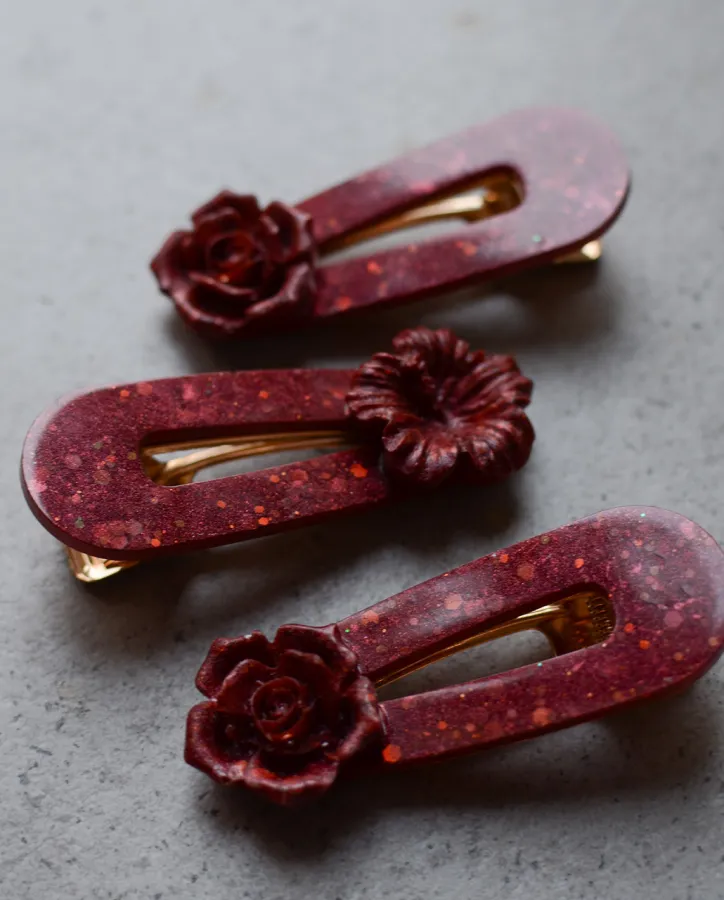 Pryskyřicové sponky s květinami vínové, 3ks