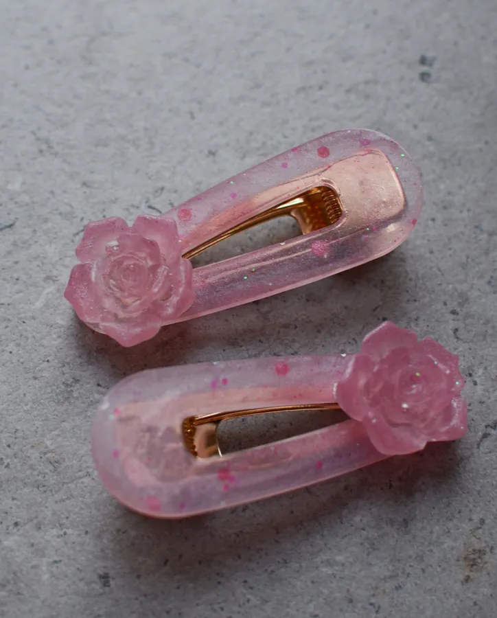 Pryskyřicové sponky s růží růžové, 2ks