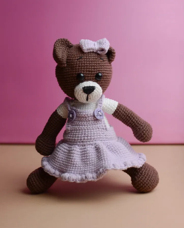 HandMade háčkovaný medvídek s fialovými šatičkami
